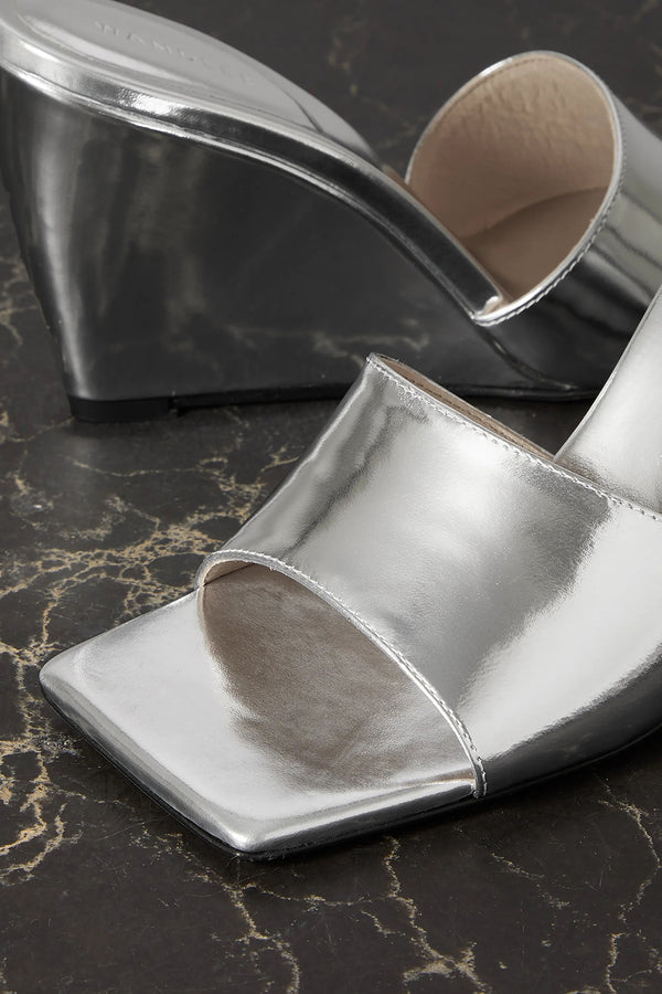 GAIA MIRRORED LEATHER WEDGE MULES IN SILVER